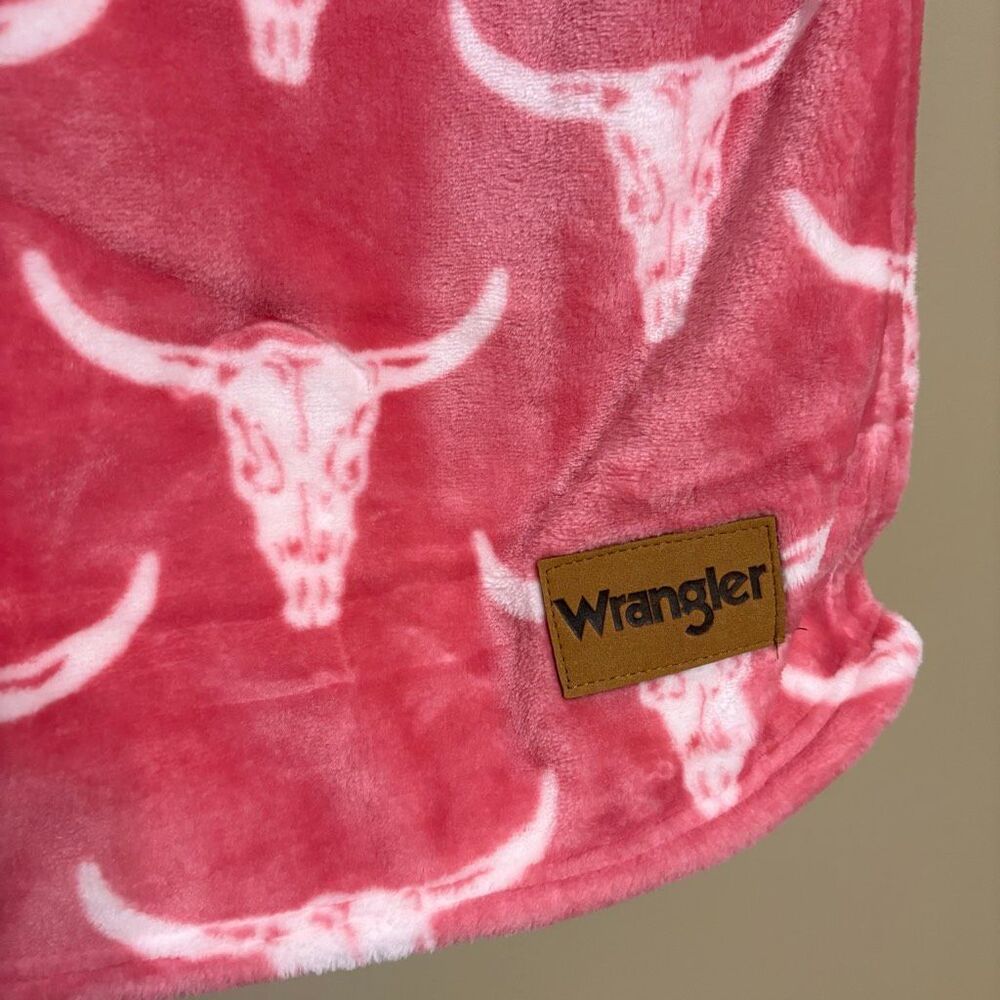 Wrangler Cowgirl Plush Pink Throw Blanket 60" x 70" Bull Skull NWT Blanket - Picture 2 of 4